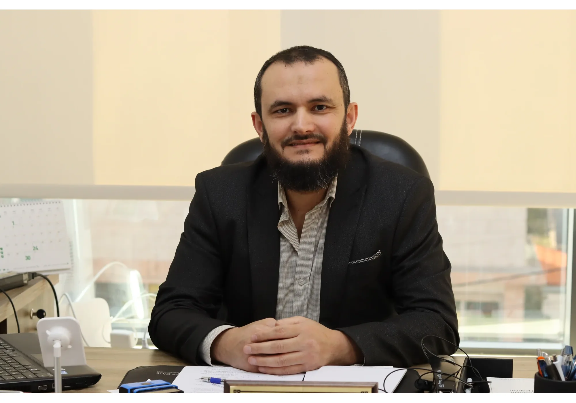 د. عمار علي العوايشة داخل العيادة