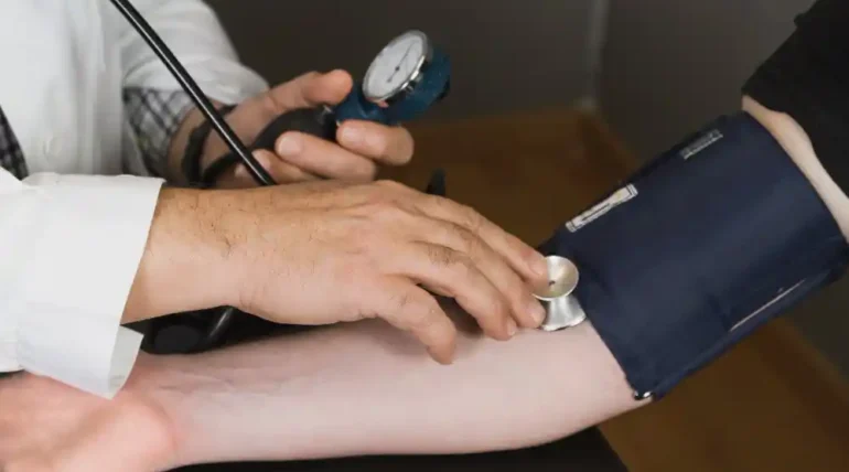 أعراض ضغط الدم المرتفع وعلاجه وتأثيره على الشرايين والقلب